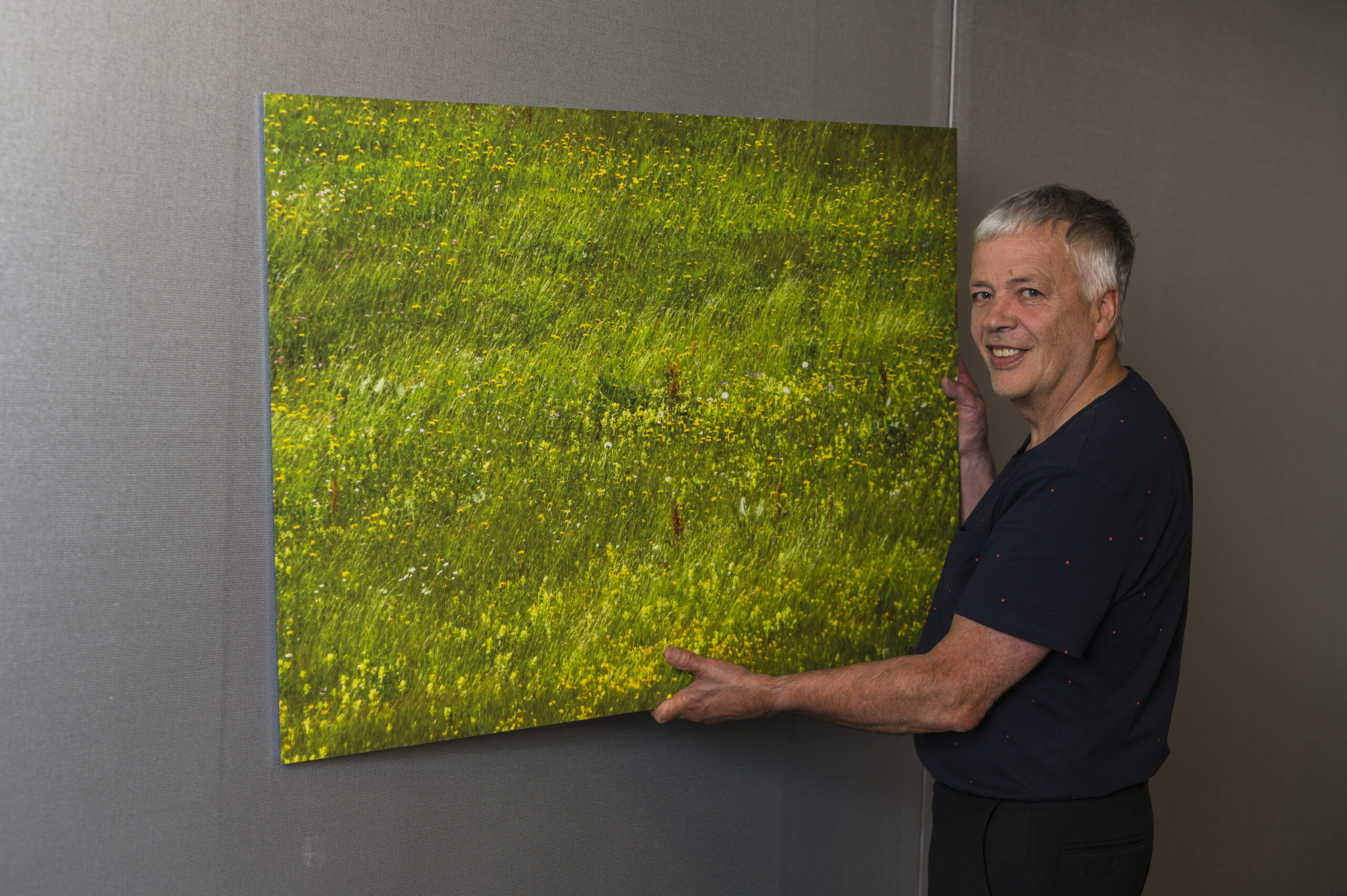 Erich Lechner - Fotokünslter beim Aufhängen eines Bildes